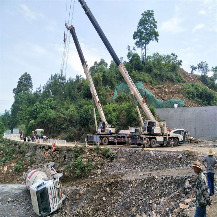 靖州汽车掉沟里叫吊车救援要多少钱